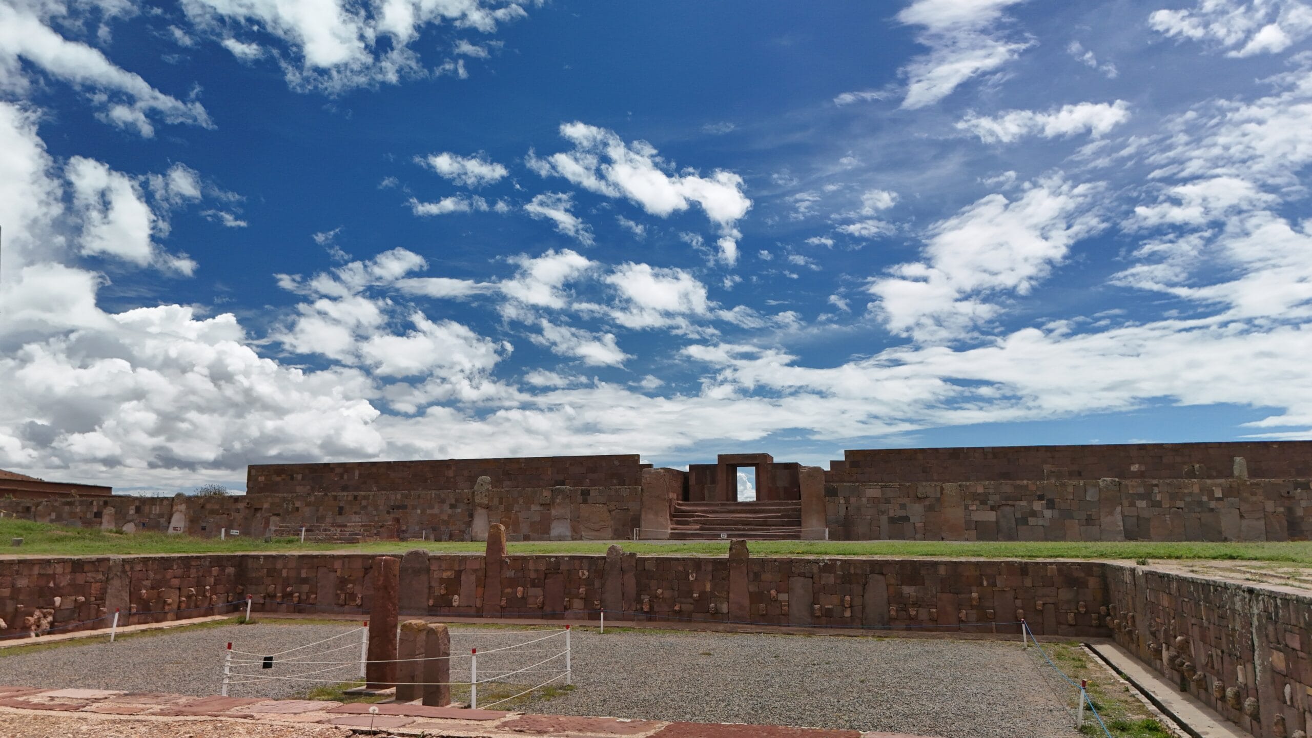 Tour to Tiahunaco and Puma Punku